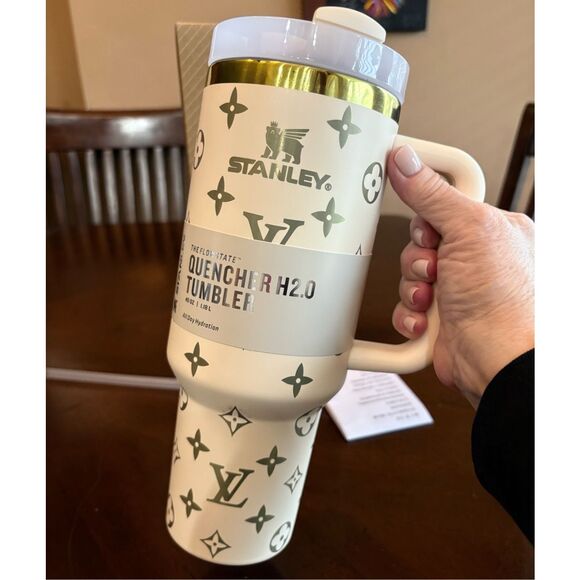 STANLEY -NWTIB Off-White Quencher H2O Flow State Tumbler/40 fl oz/Gradient Color - Picture 5 of 14